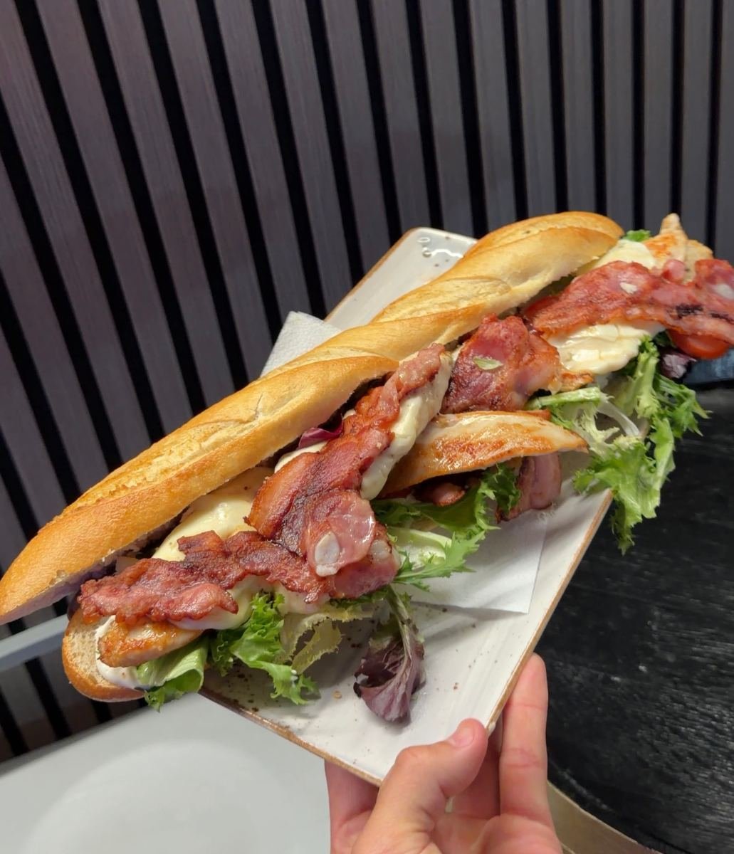 Bocadillo La Paloma de cinta de lomo, bacon crujiente, queso fundido, lechuga y mayonesa en barra de pan, bar restaurante La Paloma en Alcorcón