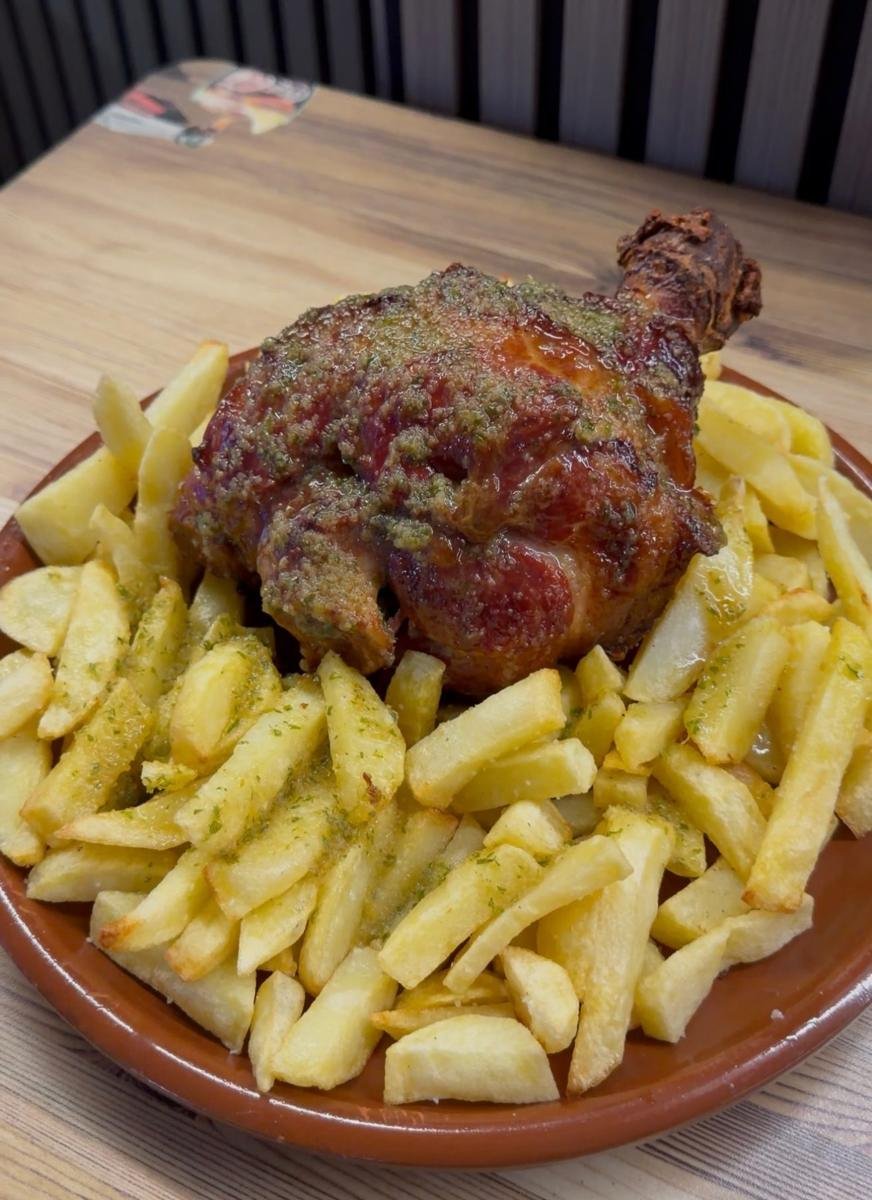 Codillo de cerdo asado en La Paloma, bar restaurante en Alcorcón