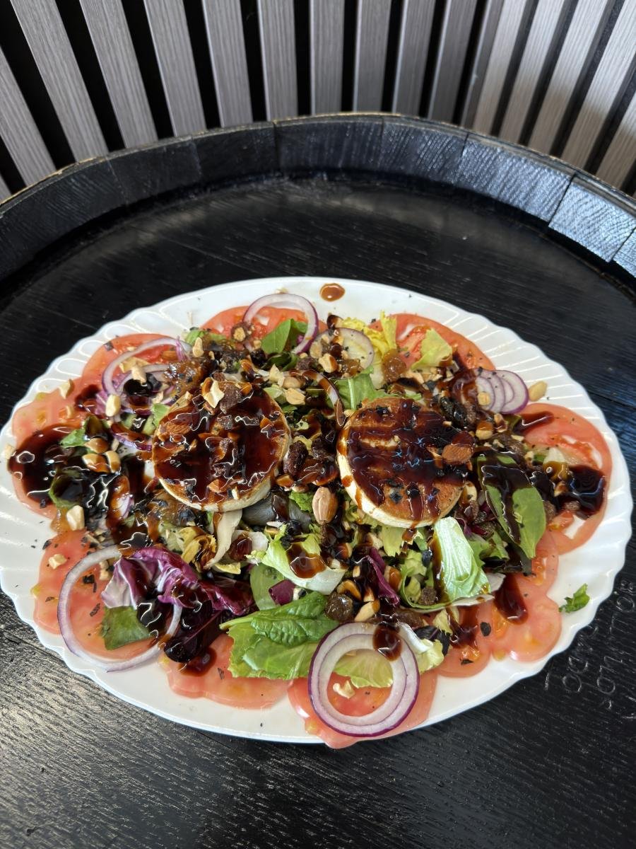 Ensalada de queso de cabra en La Paloma, bar restaurante en Alcorcón